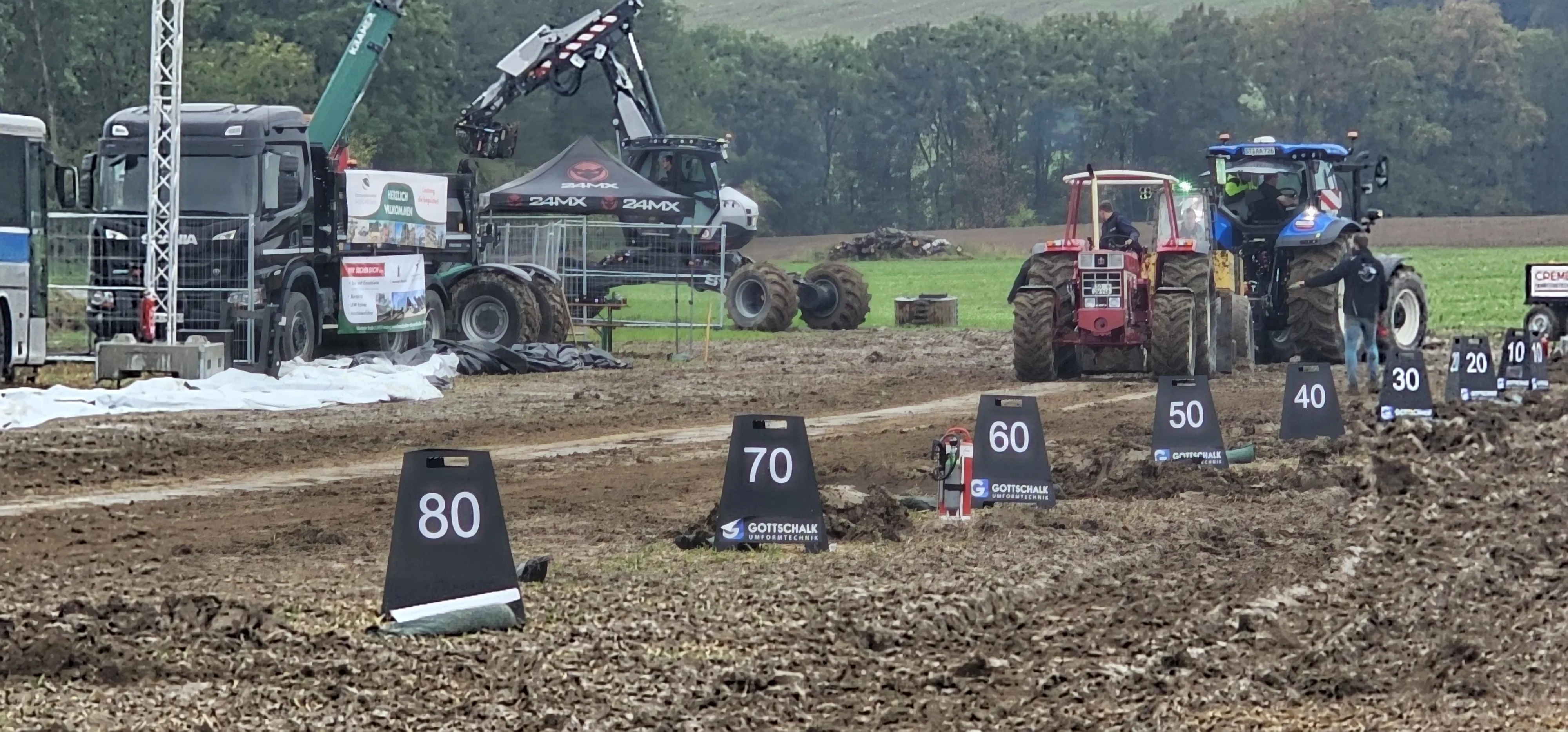 Traktoren auf der Pulling-Bahn in Oberense