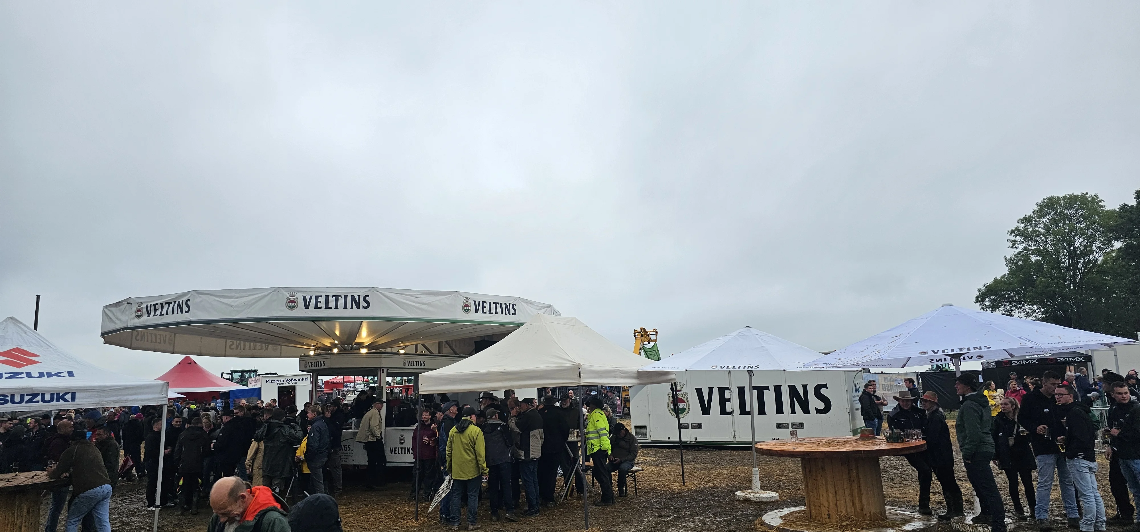 Besucher und Festbereich beim Traktorpulling Oberense